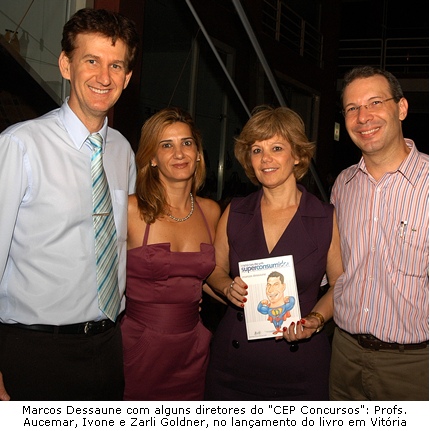 Foto de Marcos Dessaune com os diretores do CEP Concursos Aucemar Goldner, Ivone Goldner e Zarli Goldner